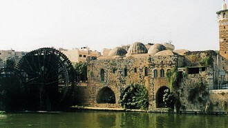 Hama es famosa por sus diecisiete norias, utilizadas para regar los jardines, cuya datación se remonta al año 1100 a. C. Aunque históricamente se usaban para riego, hoy en día son puramente ornamentales para la población local, Siria