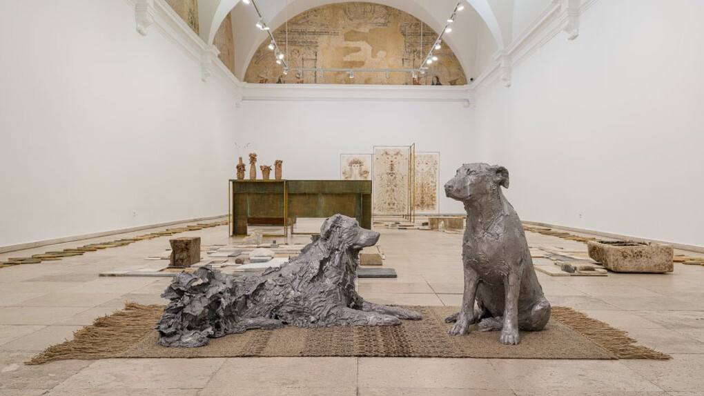 Chiara Camoni, Erguidas, yacentes (Standing up, lying down), exhibition view. Courtesy of Museo Patio Herreriano 