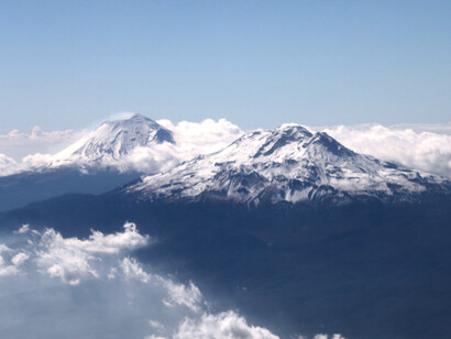 Los volcanes Popocatépetl e Iztaccíhuatl entre nubes, México