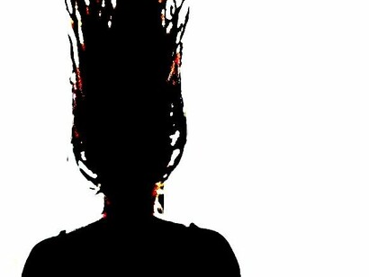 La oscuridad trae consigo un manto turbio y pesado