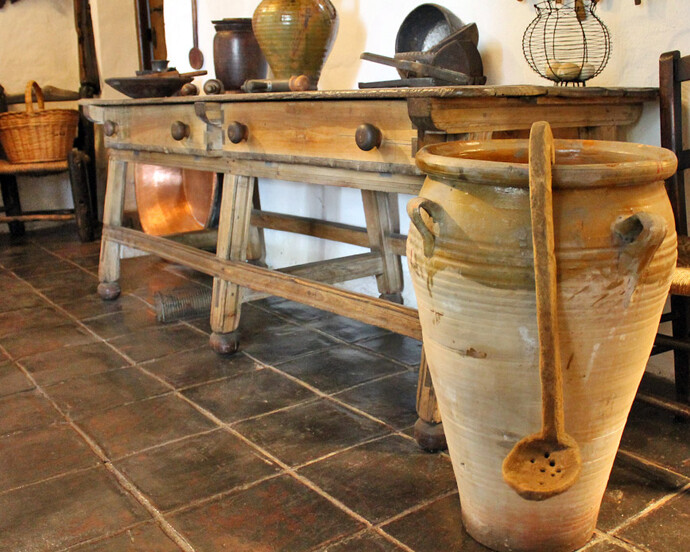 Comedor rural, Exhibition view. Courtesy of Museo Unicaja de Artes y Costumbres Populares