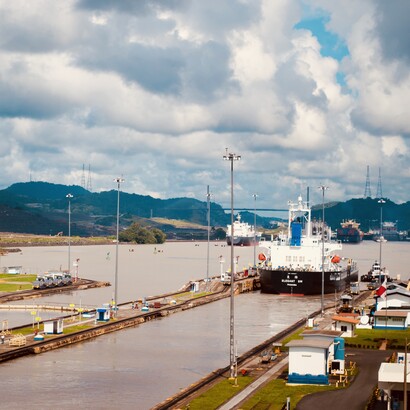 La localisation stratégique de l'isthme de Panama et la courte distance séparant les océans ont conduit à plusieurs tentatives à travers les siècles de créer une route à travers l'isthme