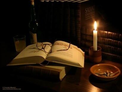 Un libro junto a una vela