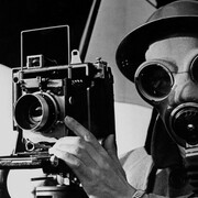 Lee Miller, Le photographe David E. Scherman habillé pour la guerre (détail), Dean house, 4 Dean Street, Londres, 1942. Avec l'aimable autorisation du Musée d'Art Moderne de Paris © Lee Miller Archives England 2026. All rights reserved