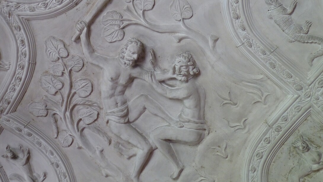 Bajorrelieve que muestra el primer crimen por envidia según la Biblia: Caín a garrotazos con Abel