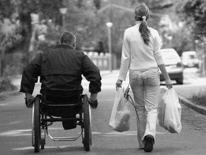 Acompañando a una persona en silla de ruedas 