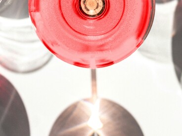 Il vino è solitamente affinato in acciaio, per preservarne l’aromaticità primaria e la sua impronta fresca e fragrante