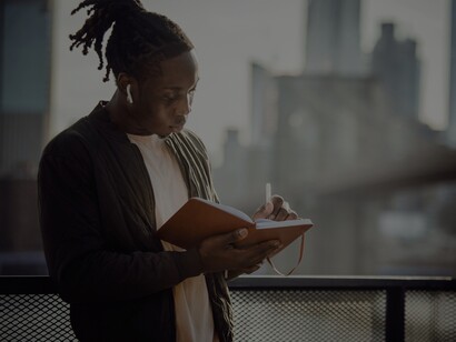 Jovem escritor compõe poemas ao ar livre