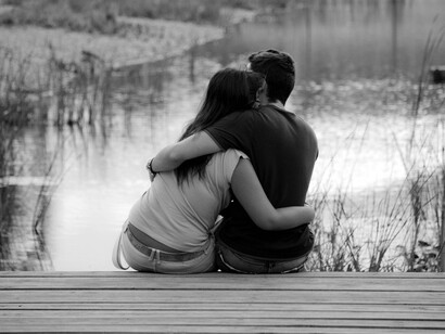 Pareja junto al lago