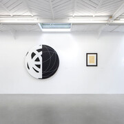 Sophie Taeuber-Arp et François Morellet, Au hasard, vue d'exposition. Avec l’aimable autorisation de la Galerie Kamel Mennour