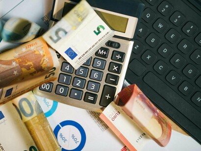 Político em campanha. Todos estes fatores, transformaram a geopolítica económica internacional irreversivelmente. Inclusive, ressuscitando insatisfações a leste e sul da Rússia, no Oriente Médio. Todos estes fatores e reflexos direta e indiretamente, de alguma forma nesta nova fase globalização mundial, estão correlacionados ou interligados. Sejam conscientes e inconscientes, estes resultados alcançados, sempre serão afetados pelo acaso imponderável e ainda, pelo excesso ou insuficiência das medidas adoptadas, além dos efeitos naturais, como os do clima