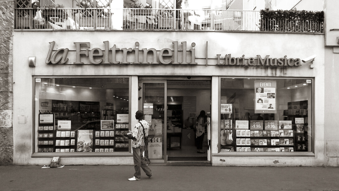La fotografía de un amigo frente a una librería italiana se convierte en la puerta de entrada a una historia de espionaje, financiamiento clandestino y lucha guerrillera en la Venezuela de la Guerra Fría