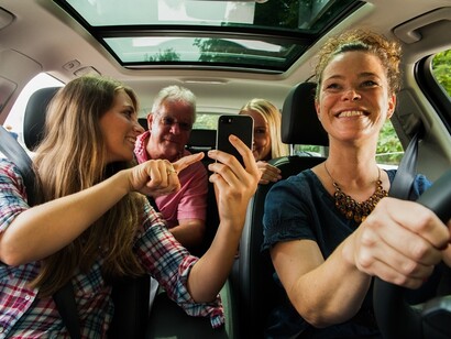 Desconocidos comparten coche para hacer su viaje más económico