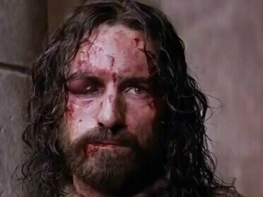 Cena do filme "Paixão de Cristo". Ao remover a familiaridade das línguas modernas (inglês, espanhol, italiano, francês...), Gibson força o espectador a uma posição de estranhamento, exigindo maior concentração. A comunicação passa a residir não no diálogo, mas no olhar, nos sentimentos, nos sons (gemido, respiração...), no sangue e na expressão física



