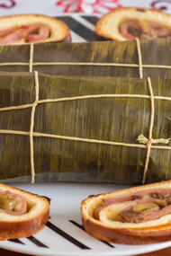 Hallacas acompañadas con pan de jamón