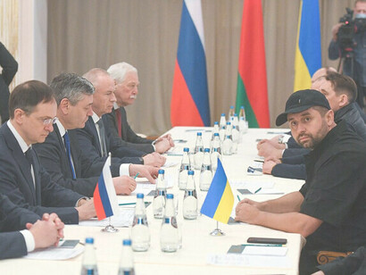 Vladimir Medinsky (zweiter von links), Leiter der russischen Delegation, und Davyd Arakhamia (dritter von rechts), Fraktionsvorsitzender der Partei „Diener des Volkes“ im ukrainischen Parlament, nehmen am Montag, 28. Februar 2022, an Friedensgesprächen in der Region Gomel, Weißrussland, teil