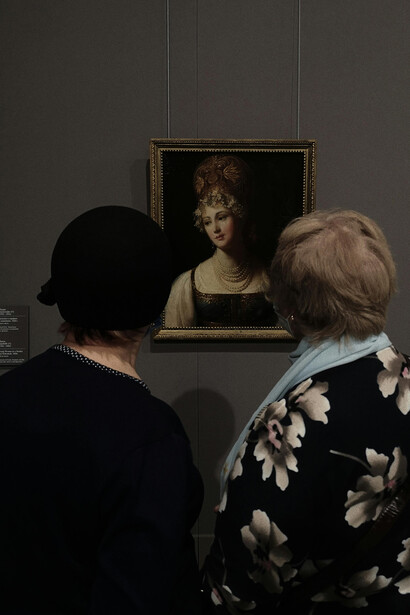 Pareja frente a una pintura. El contenido cultural no siempre bien recibido, ni siquiera entre quienes deberían defenderlo