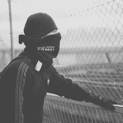 Traficante de arte moderna analisa e planeja os meios para invadir uma galeria de arte e traficar os bens musealizados