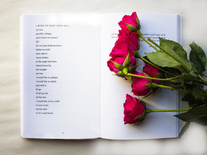 Poesia. All’epoca avevo 22 anni e la mia visita ispettiva servì per creare un dialogo con un’artista locale e tessere in definitiva una mostra poetico-visiva dove pubblicai per la prima volta una mia incursione fra l’arte poetica, l’arte culinaria e l’arte politica