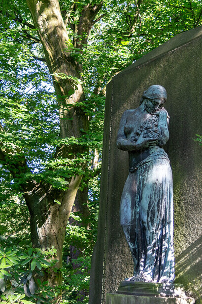 Benno Elkan, Perséfone (1908). Lápida en el cementerio Ostenfriedhof de Dortmund, Alemania