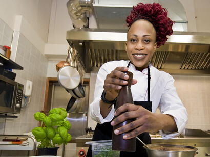 Victoire Gouloubi nella sua cucina