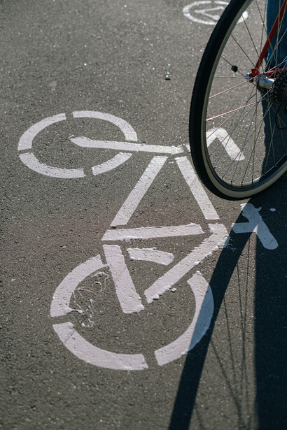 O cicloturismo oferece uma experiência única de interação com o ambiente e a cultura local