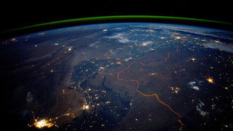 A fronteira entre o Paquistão e a Índia é iluminada por luzes de segurança: é um dos poucos lugares na Terra onde uma fronteira internacional pode ser vista à noite