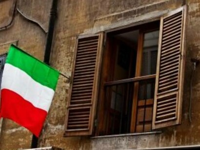 Il tricolore della bandiera italiana alla finestra