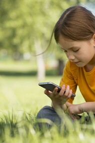 Criança viciada em celular. A tecnologia permeia quase todos os aspectos da vida moderna, e o acesso a dispositivos digitais e redes sociais tornou-se parte integrante do cotidiano de crianças e adolescentes. Embora esses recursos possam oferecer conteúdos educativos e oportunidades de interação, o uso excessivo pode comprometer o desenvolvimento cognitivo, emocional e social dos jovens