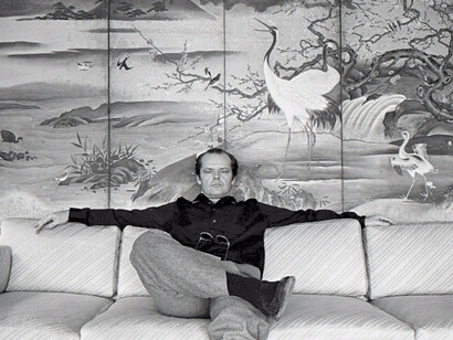 Allan Tannenbaum, Jack Nicholson on the sofa in his room at the Carlyle Hotel, 1981. Courtesy of Madelyn Jordon Fine Art