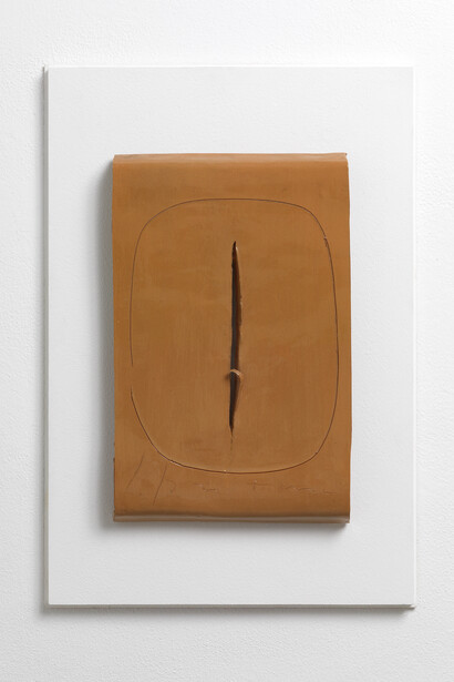 Lucio Fontana, Concetto spaziale - Formella, 1962/64, 43 x 27,5 x 3,5 cm, Ceramica colorata, Arch. Fontana 2541/1, courtesy Studio la Città e Galleria Tonelli, foto Michele Alberto Sereni