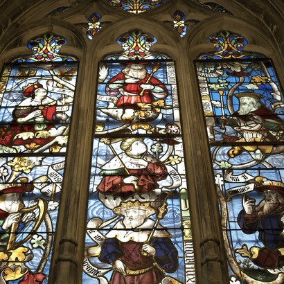 Construit à partir de 1453 par Philippe le Bon, duc de Bourgogne, le palais Rihour est l'un des rares vestiges lillois de l'architecture gothique flamboyant. 
Vitrail de l'Arbre de Jessé (1520).