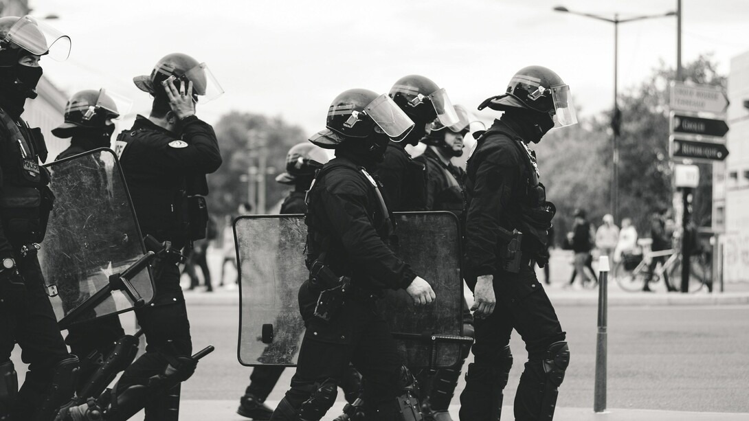 Grupo de policías avanzando