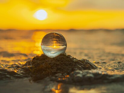 Sonhar é manter a vida, é fazer a esperança permanecer, porque sem ela a vida não faz sentido, apenas acontece de qualquer forma, atropelando momentos e dizimando qualquer possibilidade de vitória. A vida não pode correr solta, sem ter um fio que a conduza, ela precisa de um horizonte a ser alcançado e depois outro, e mais outro e muitos outros depois...



