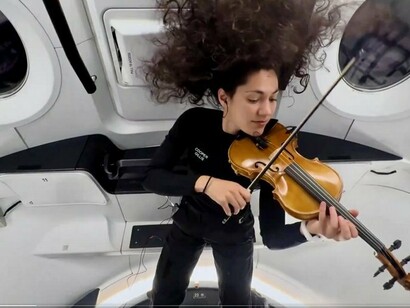 Sarah Gills suona il suo violino nello spazio