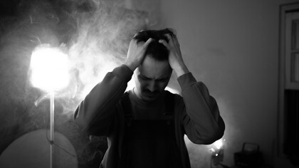 Explore como a terapia coletiva pode enfrentar o terror e criar novos caminhos de transformação além das dificuldades cotidianas