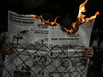 Jornal em chamas. Estamos a abrir portas para dilemas complexos, e quem se recusa a atravessá-las é prontamente censurado. Esta é a censura dos tempos modernos, não se identifica como azul, uma censura que marginaliza em vez de silenciar diretamente