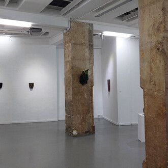 Artistes divers, Théâtre des possibles. Le masque dans tous ses états, vue d'exposition. Avec l'aimable autorisation de la Galerie Dix9