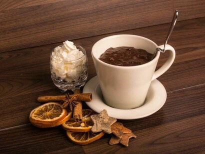 Cioccolata servita con cannella, arancia e panna