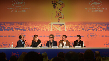 La actriz Bryce Dallas Howard, Dexter Fletcher, Taron Egerton y Richard Madden durante la rueda
de prensa de «Rocketman» en la 72 edición del Festival Internacional de Cannes. Foto: Serge Arnal. Paramount Pictures