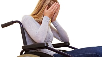 Una enferma anónima de esclerosis múltiple en una silla de ruedas