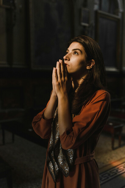 Religiosa durante una oración. Al rezar, se debe pedir y cambiar para bien, conocer más a Cristo siguiendo sus pasos, anhelando ser como Él