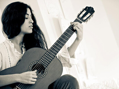 Sílvia Pérez Cruz tocando la guitarra