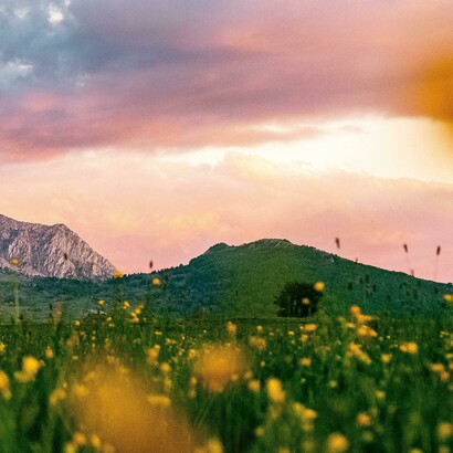 I suoi piatti nascono da tradizioni contadine e pastorali, dove ingredienti semplici vengono valorizzati con tecniche tramandate nel tempo. Serra di Celano da Ovindoli, Abruzzo, Italia. Foto di Nino Marcanio