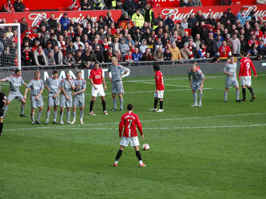 Cristiano Ronaldo a glissé alors qu'il s'apprêtait à tirer un coup franc lors du match de Premier League opposant le Manchester United FC au Liverpool FC à Old Trafford (Manchester) le 14 mars 2009