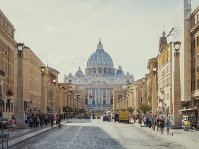 Vista de la Basílica de San Pedro en Roma, Italia. Desde la ventanilla del autobús contemplo a la gente que se abraza, que se besa, como antaño. Me quedo estupefacto conmigo mismo