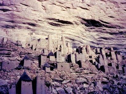 Abitazioni Tellem sopra il villaggio di Ireli. I Tellem erano trogloditi che vivevano in grotte