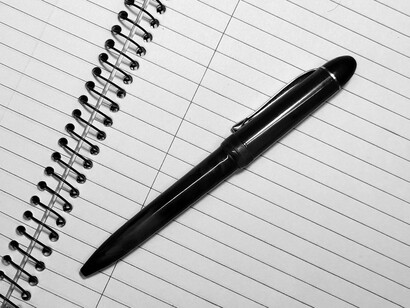 Los marcadores discursivos ayudan a vincular oraciones y párrafos, mostrando relaciones como causa, consecuencia o contraste