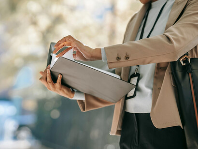 Una mujer buscando trabajo lee su currículum en su búsqueda por un nuevo trabajo