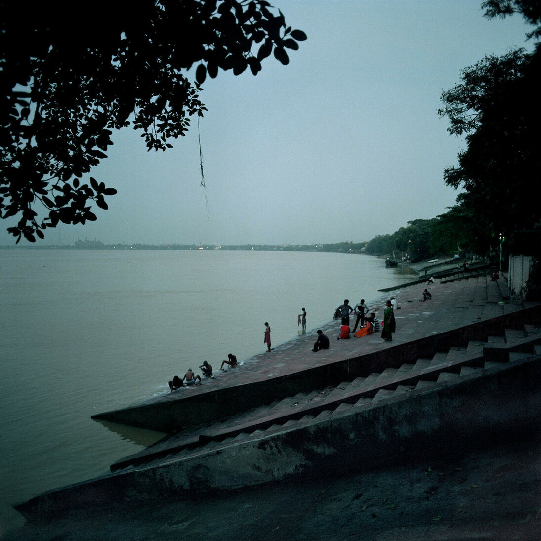 Patrick Faigenbaum, L’Hooghly, vue du quai de Bagbazar Ghat, Kolkata nord, juillet 2014, Tirage jet d’encre pigmentaire © Courtesy Patrick Faigenbaum et Galerie Nathalie Obadia, Paris/Bruxelles